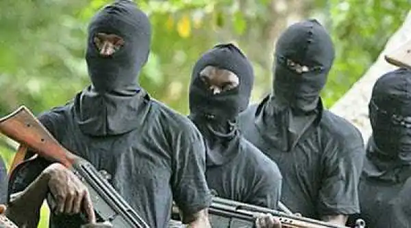 Suspected armed men dispossess married woman of golden wedding ring in Delta